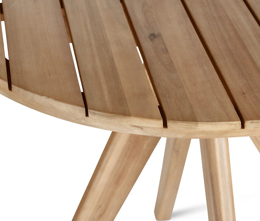 Detail kulatého zahradního stolu.