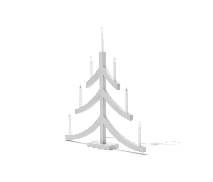 Bílý XL svícen s LED ve tvaru vánočního stromku se sedmi žárovkami.