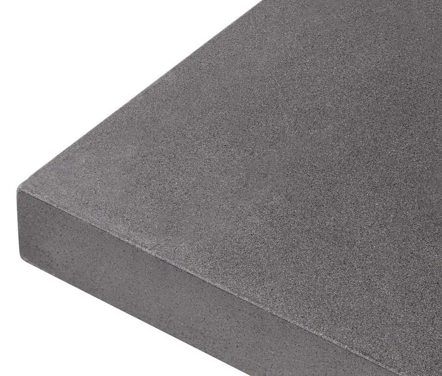 Detail jídelního stolu s betonovou deskou.