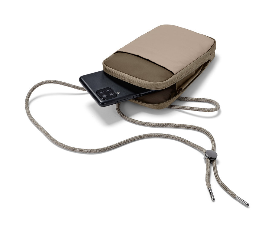 Hnědošedá taštička na mobilní telefon proti mrazu s telefonem uvnitř a šňůrkou.