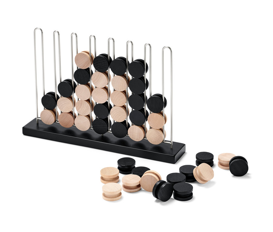 Stolní hra »4 v řadě« s černými a dřevěnými hracími kameny.