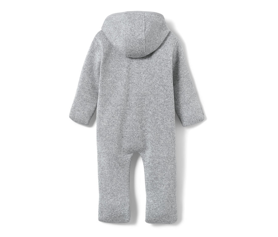 Zadní pohled na dětský overal z pleteného fleecu šedé barvy s kapucí.