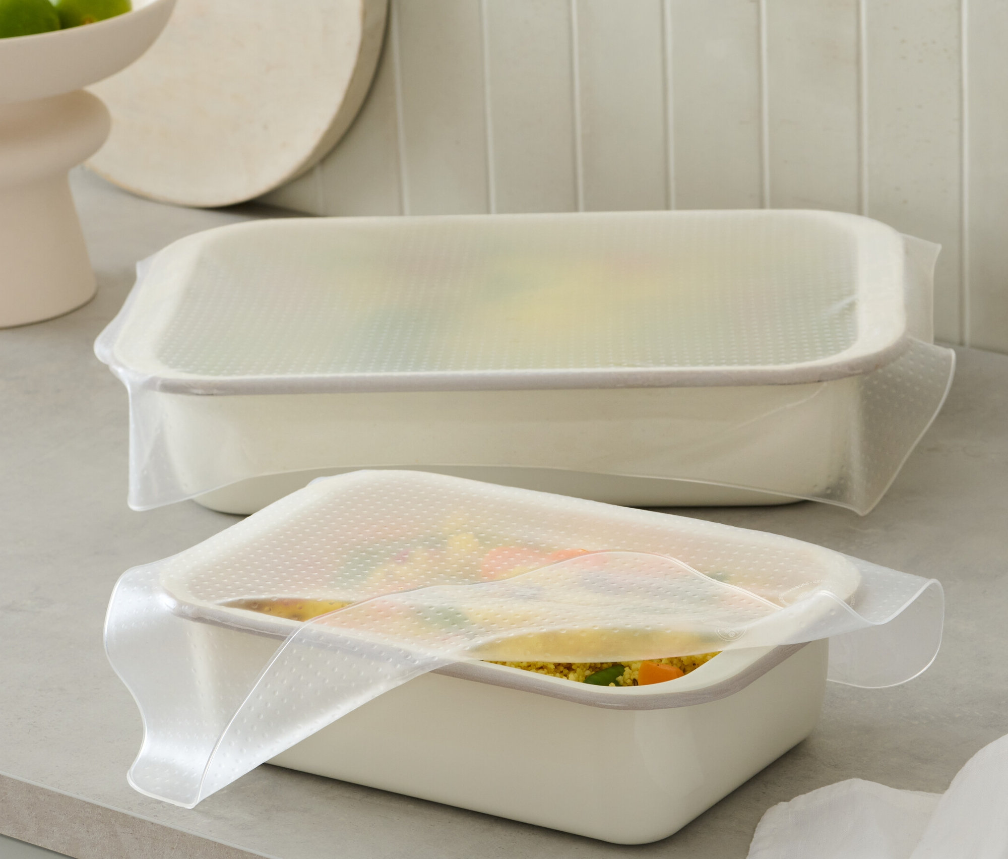 Dvě bílé nádoby jsou zakryté 2 ks silikonových potravinových fólií.