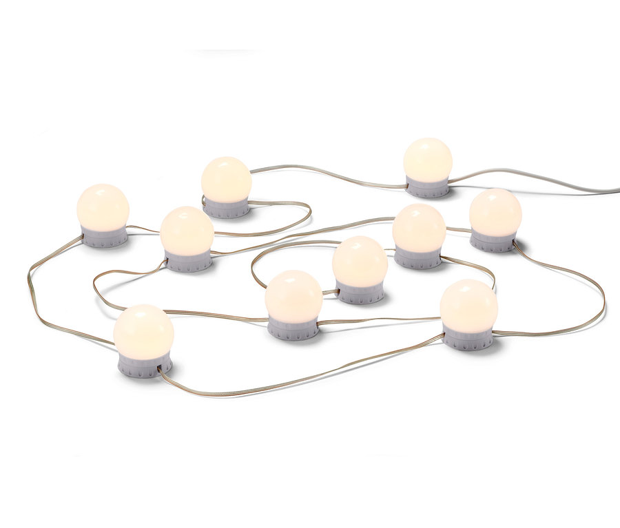 Detailní pohled na LED světelný řetěz s USB na bílém pozadí.