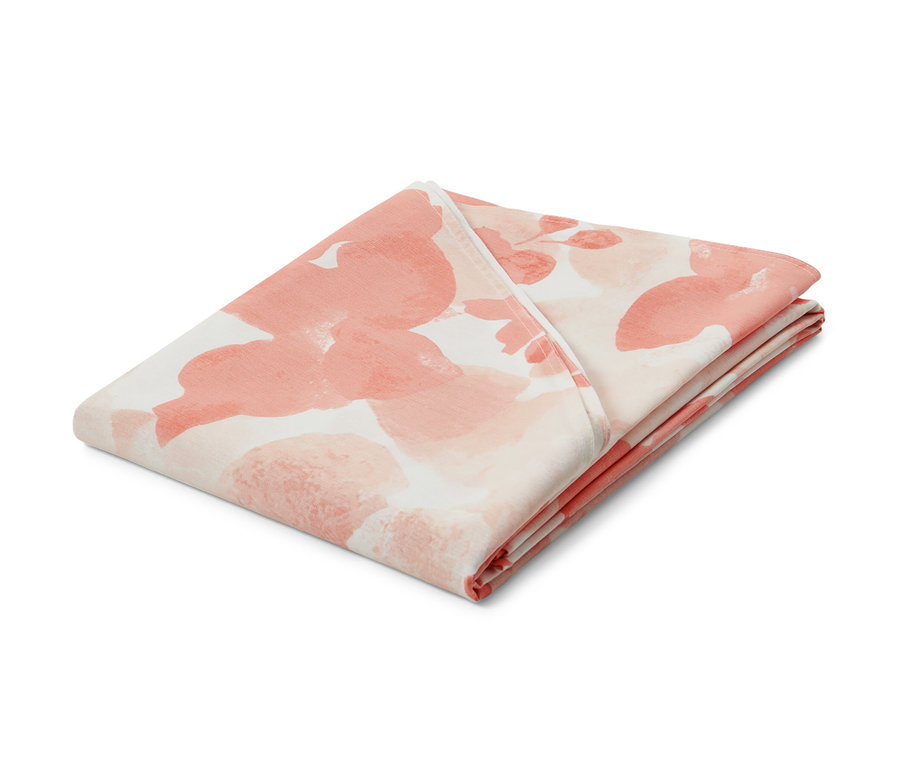 Složený oválný zahradní ubrus s lososovým květinovým vzorem, přibližně 160 x 220 cm.