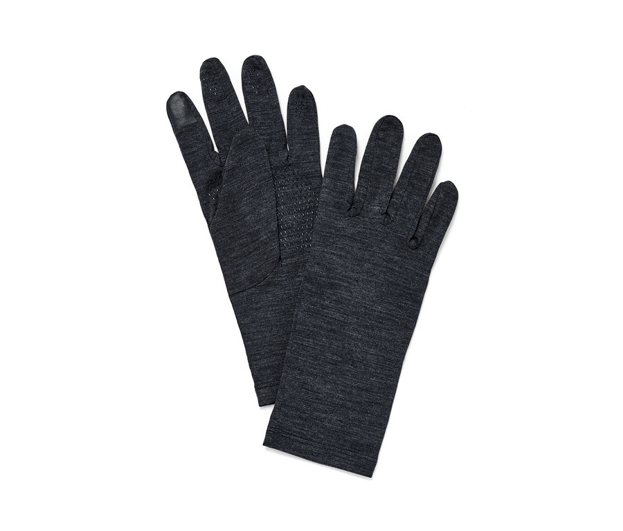 Dvoje rukavice s vlnou merino leží na sobě.