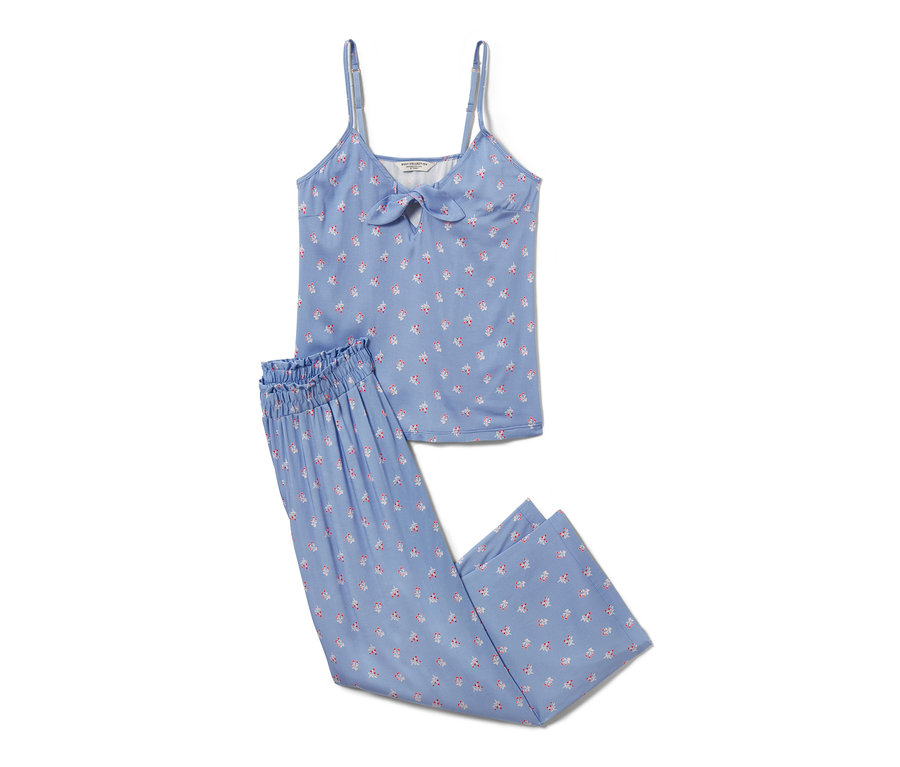 Modré 7/8 pyžamo s květinovým vzorem.
