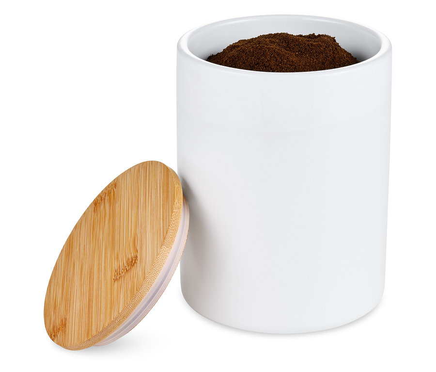 Keramická dóza na kávu, bílá, 500 g, s dřevěným víkem a obsahem kávy.
