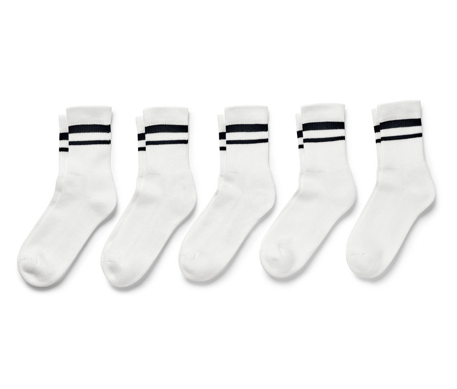 Pět párů bílých dětských tenisových ponožek s černými pruhy nahoře.