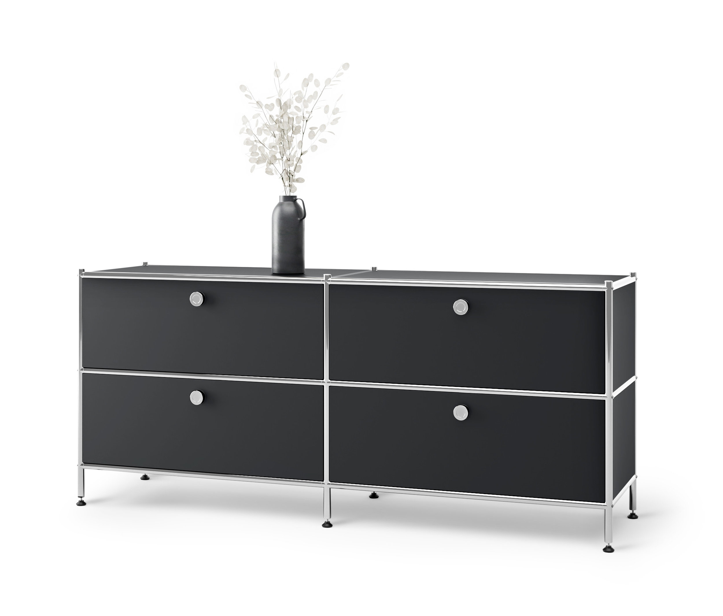 Černá nízká kovová skříňka »CN3« se 4 zásuvkami a vázou s bílými květy nahoře.