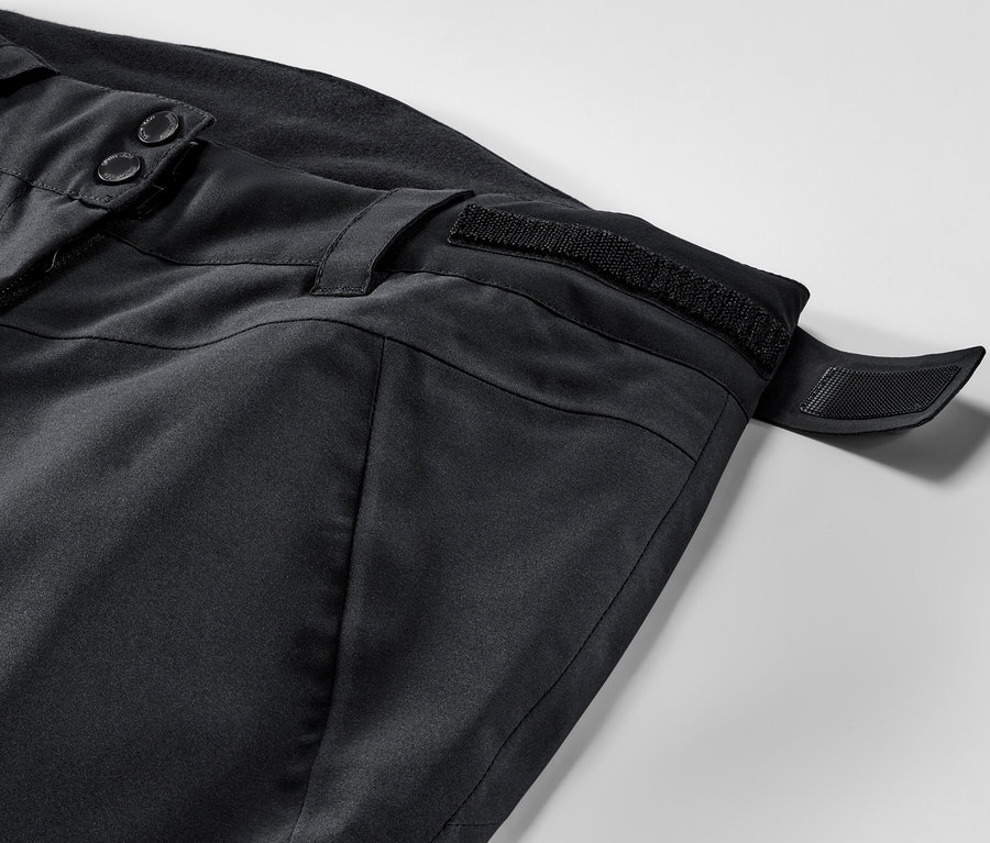 Detail lyžařských kalhot.