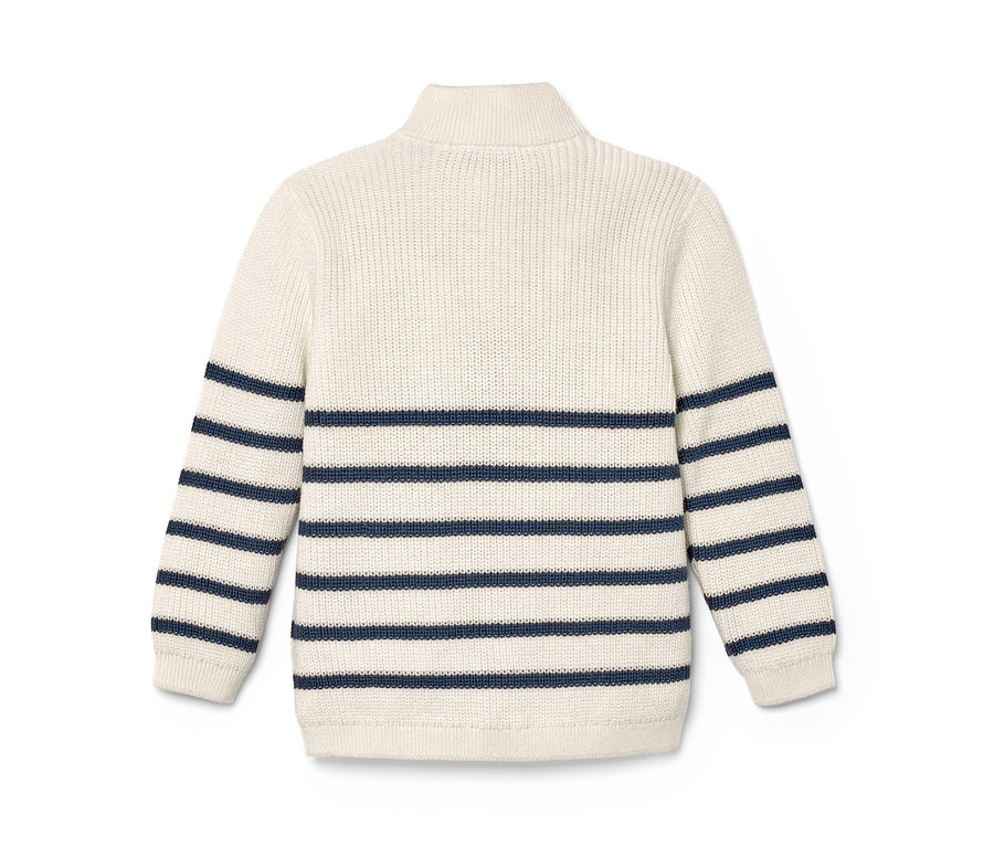 Detail zadní strany dětského svetru troyer s modrými pruhy.