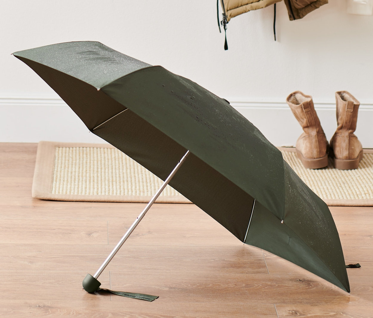 Na podlaze leží složený deštník.