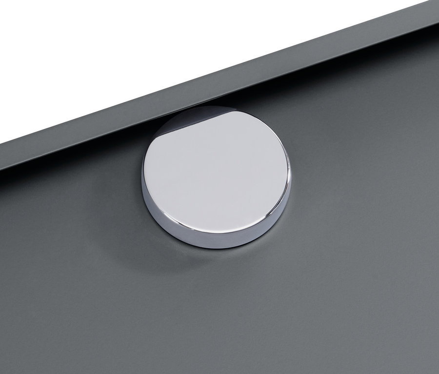 Detail šedé odkládací skříňky CN3 s kruhovým stříbrným úchytem.