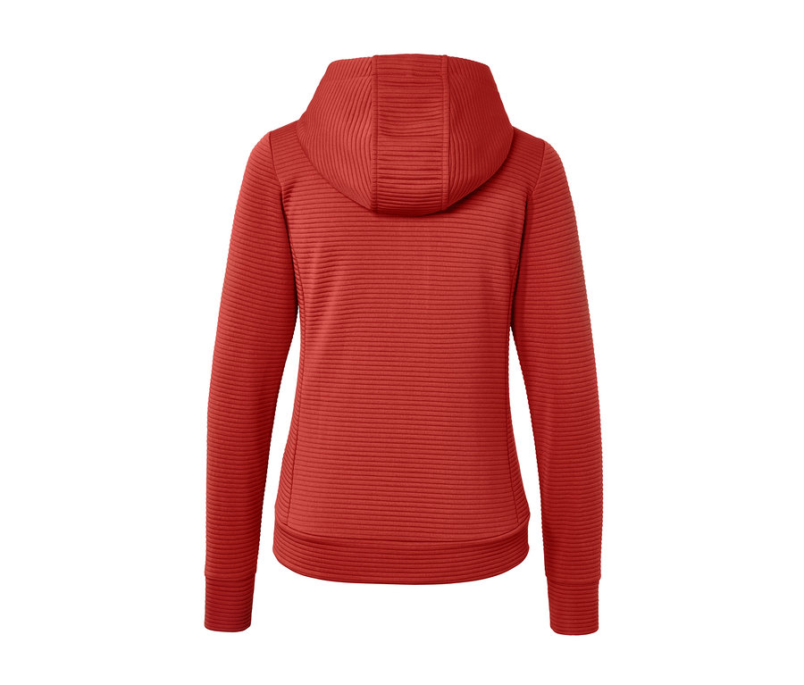 Detail červené bundy s kapucí zezadu.