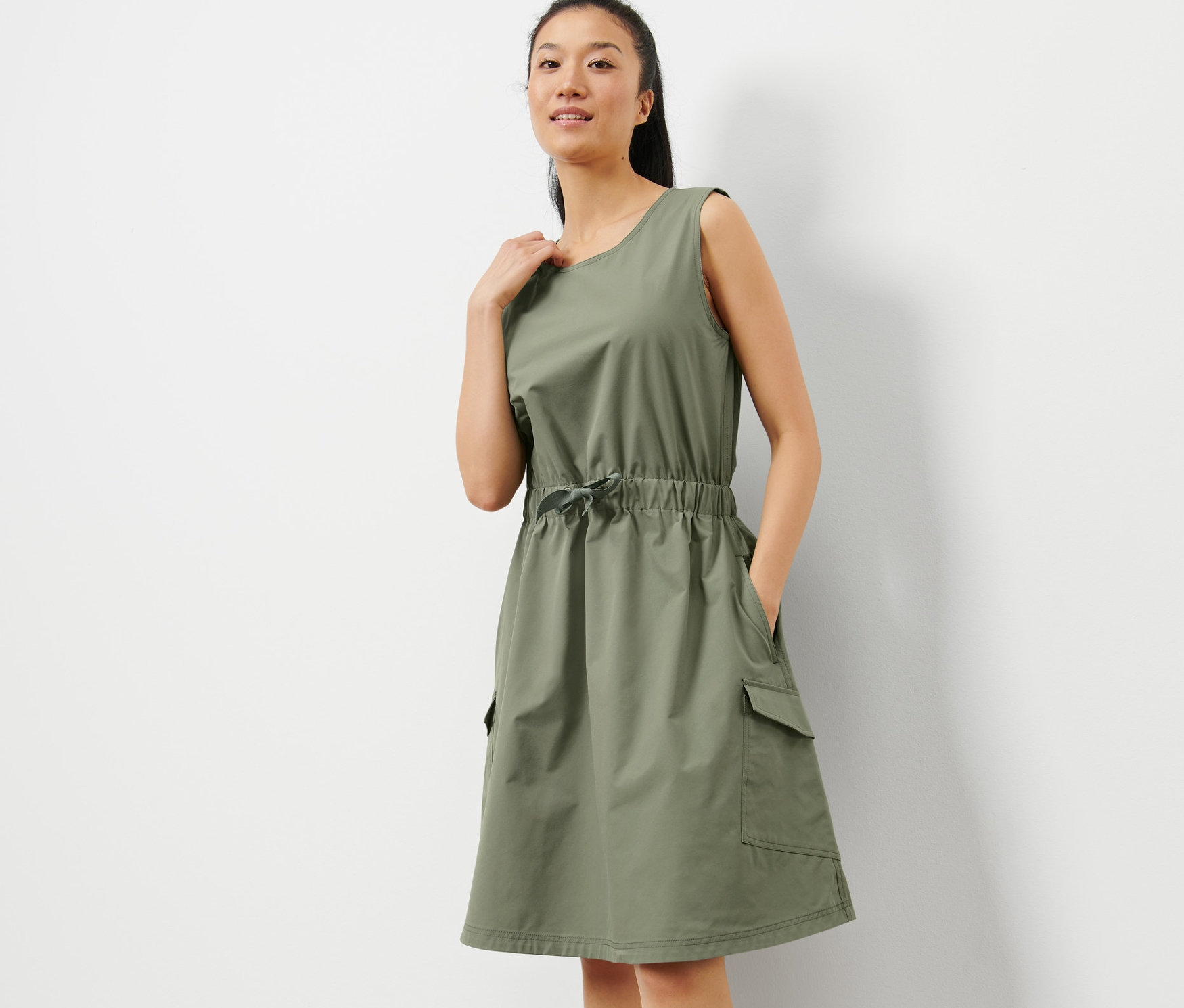 Žena pózuje ve funkčních šatech.