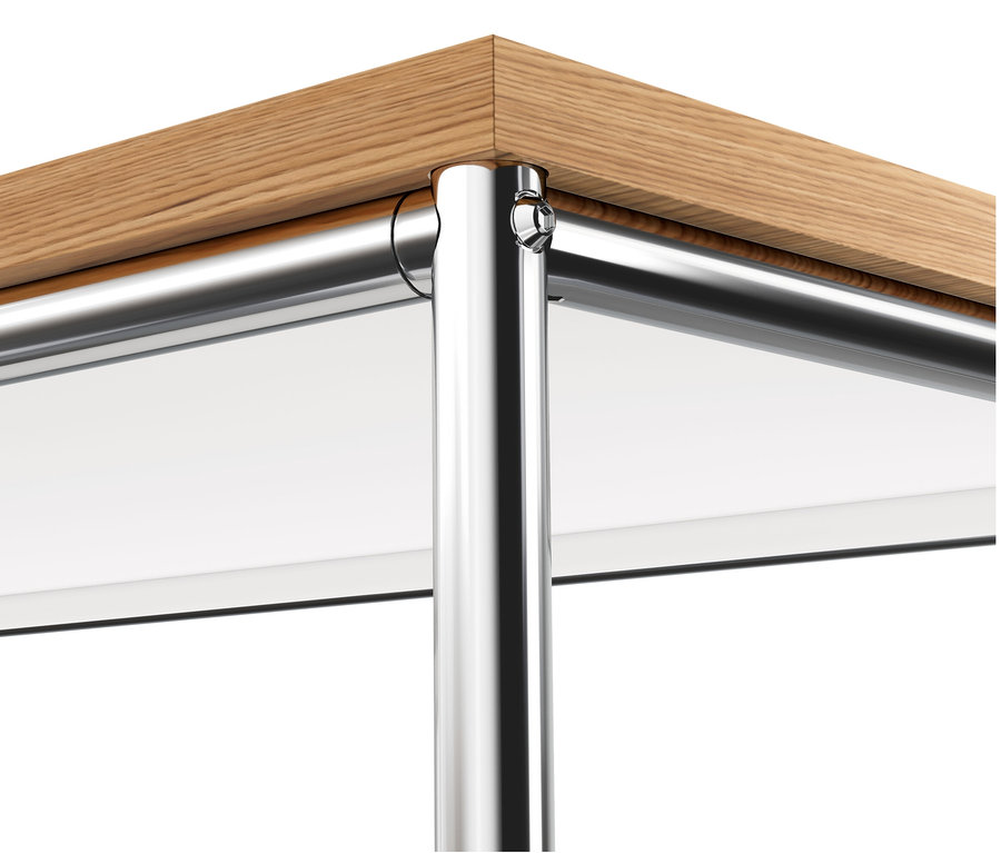 Detail rohu bílé kovové skříně »CN3« s dřevěnou deskou.