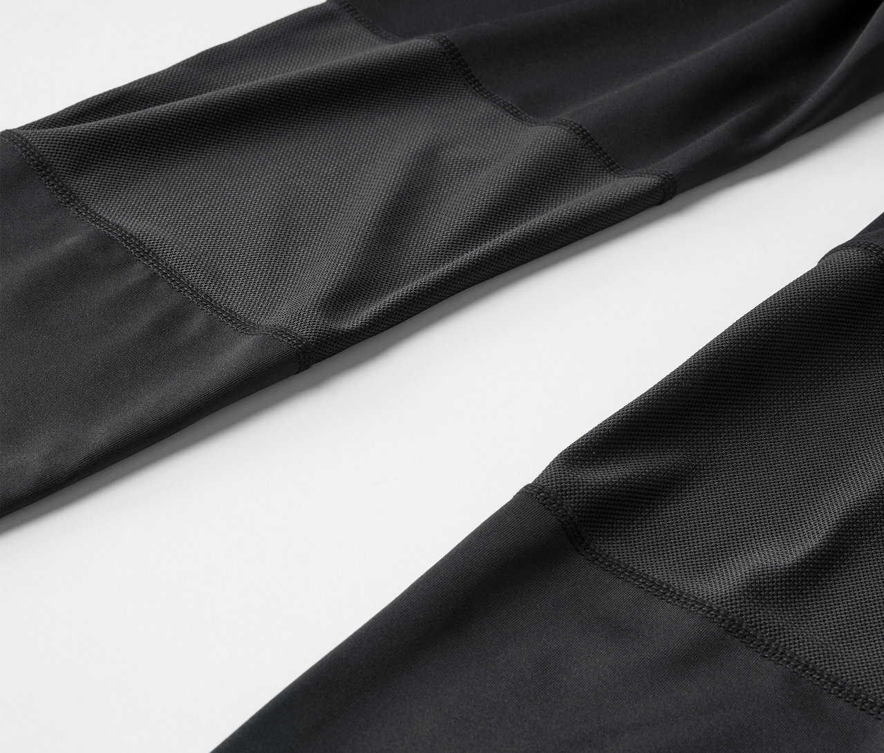 Detailní pohled na černé cyklistické kalhoty.