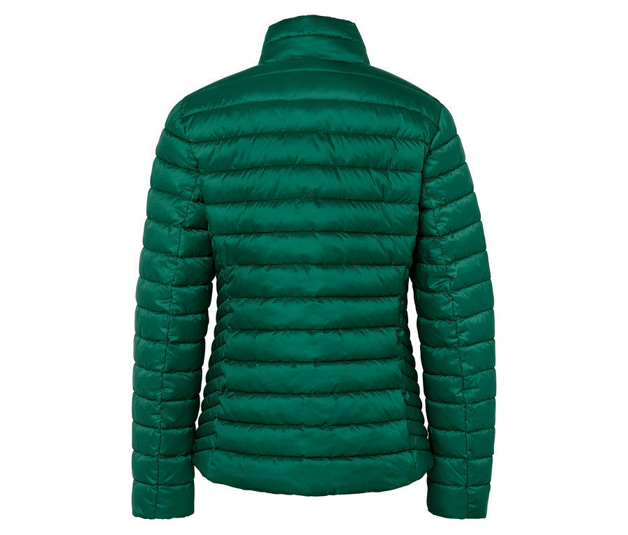 Zadní pohled na zelenou prošívanou bundu.