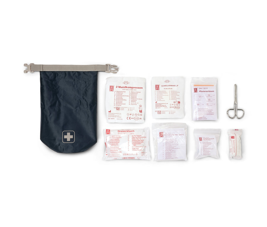 Sada první pomoci s taštičkou první pomoci, obvazy, kompresy a nůžkami.