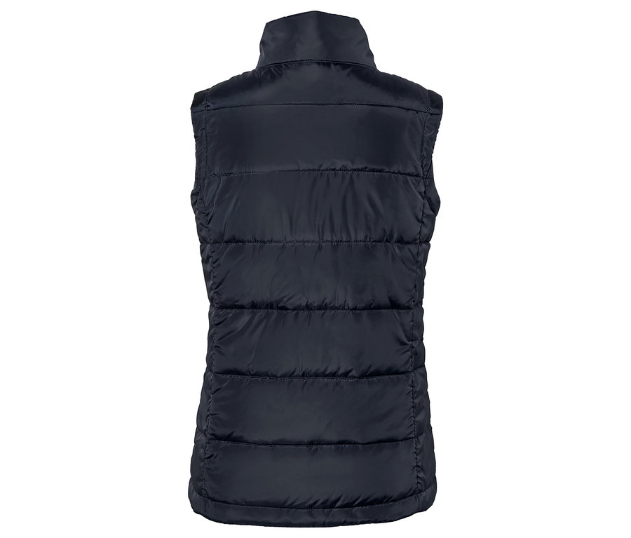 Zadní pohled na tmavě modrou prošívanou vestu.