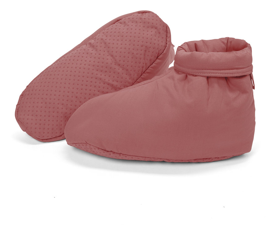 Dva růžové návleky na nohy s protiskluzovou podrážkou leží vedle sebe.