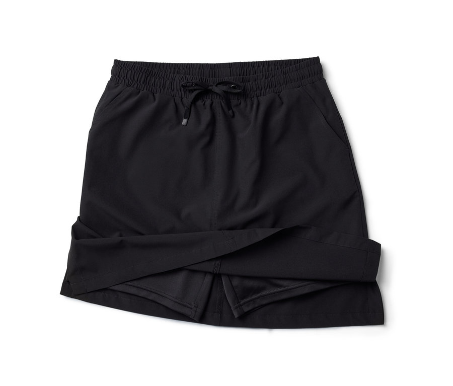 Černé funkční kraťasové sukně.