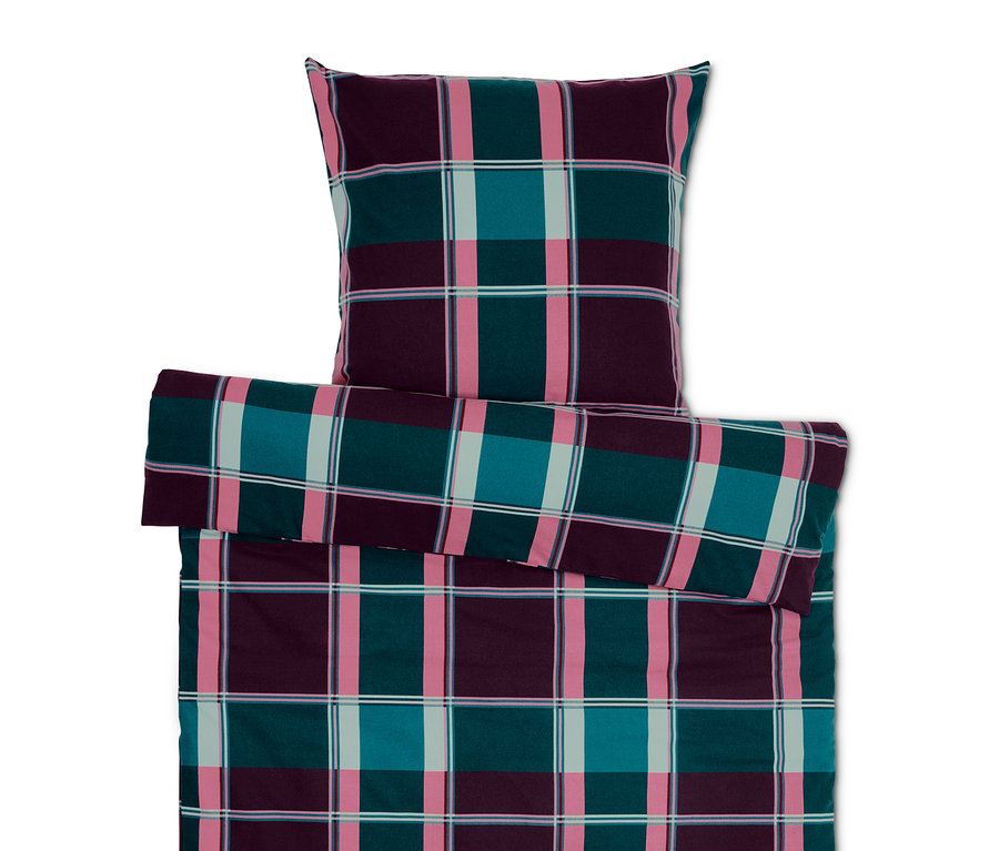 Sada ložního prádla s kostkovaným vzorem v odstínech fialové, zelené a růžové.
