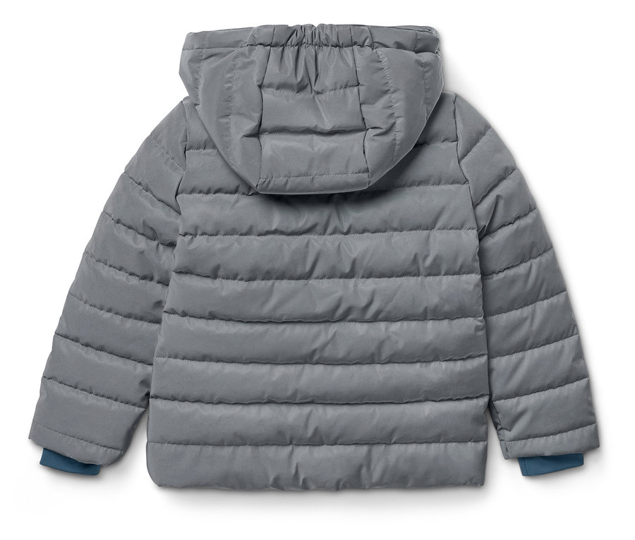 Detail šedé prošívané bundy s kapucí, zadní pohled.