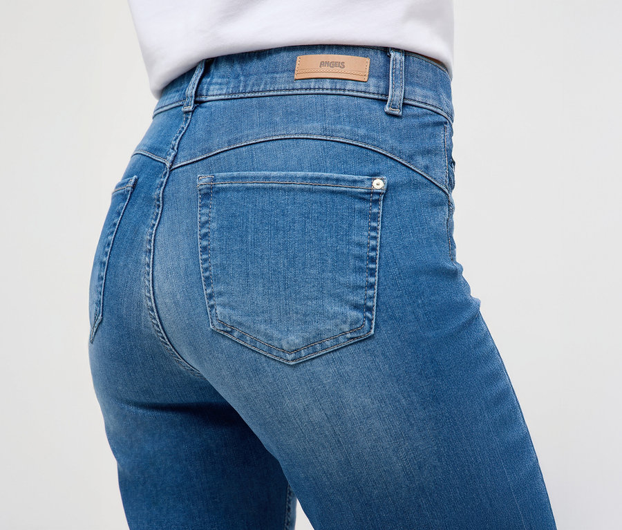 Detail dámských džín Angels »Cici Push-Up«, slim fit, světle modré barvy, s kapsou.