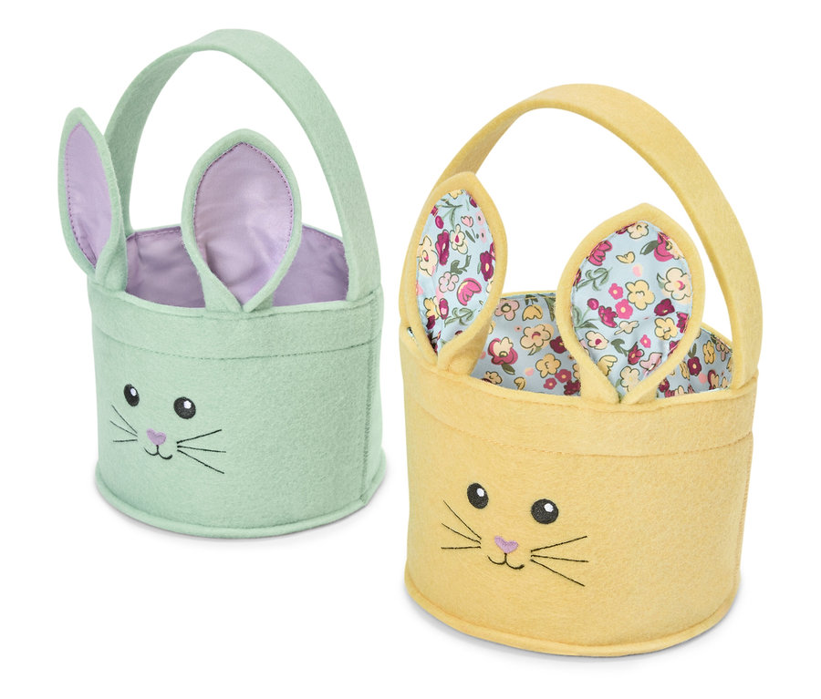 Dva velikonoční košíky ve tvaru králíčka, jeden světle zelený a jeden žlutý.