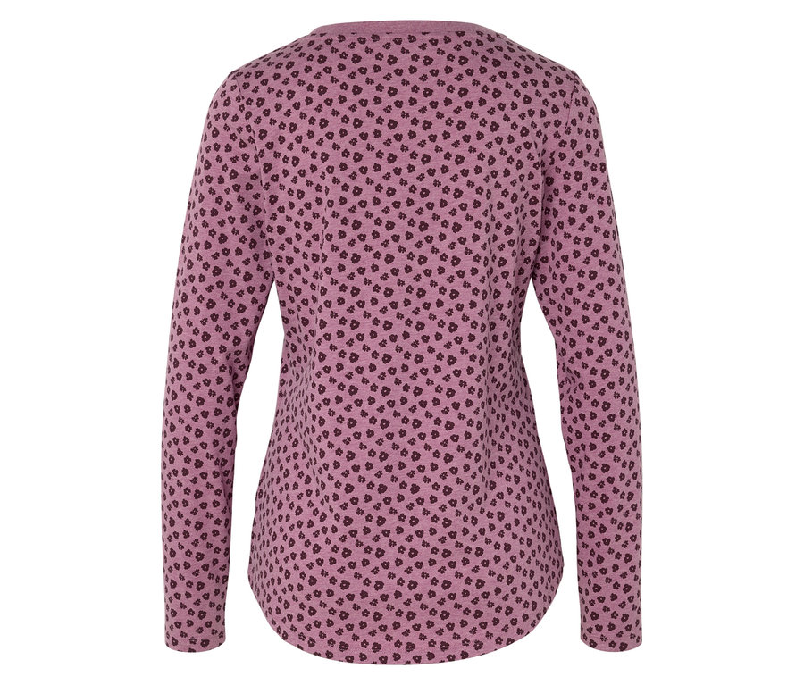 Zadní pohled na růžový top s dlouhým rukávem a tmavě fialovým vzorem srdíček.