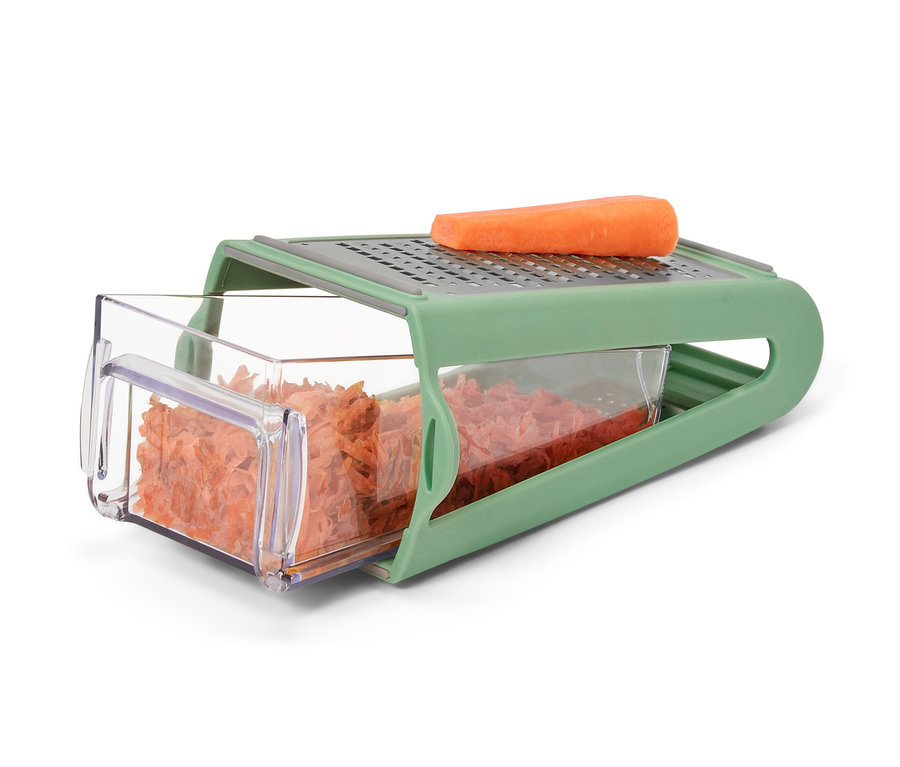 Mrkev na obousměrném struhadle se záchytnou nádobkou.