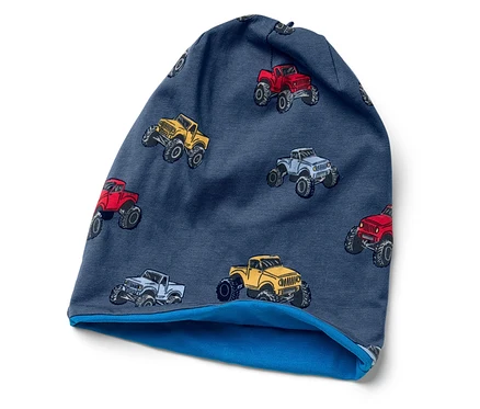 Modrá čepice s potiskem červených, žlutých a šedých monster trucků.