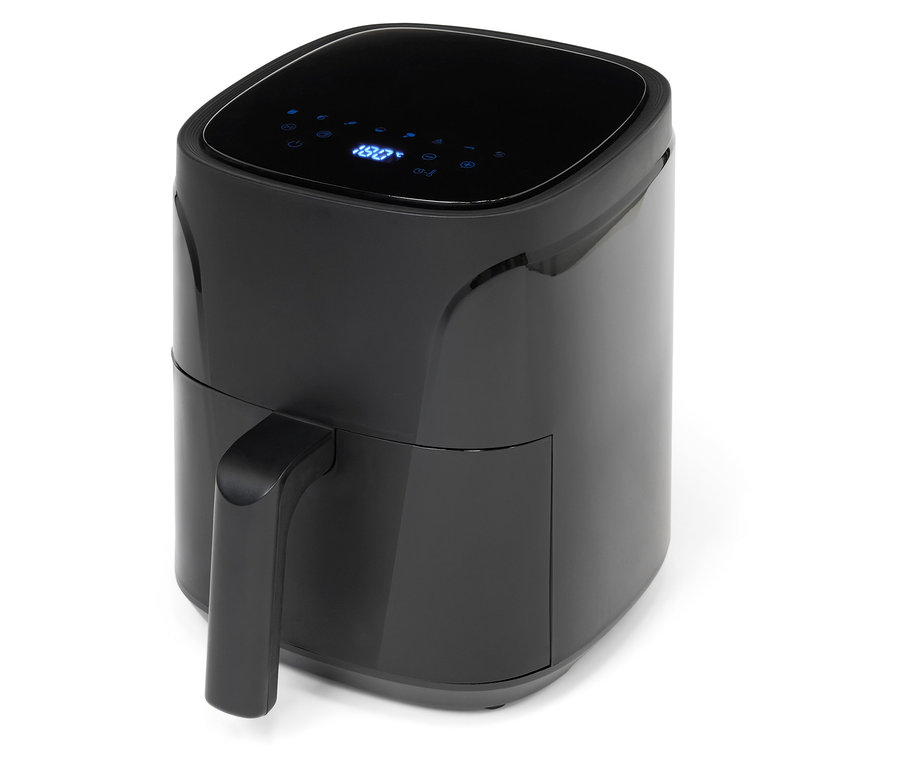 Černá horkovzdušná fritéza na bílém pozadí.