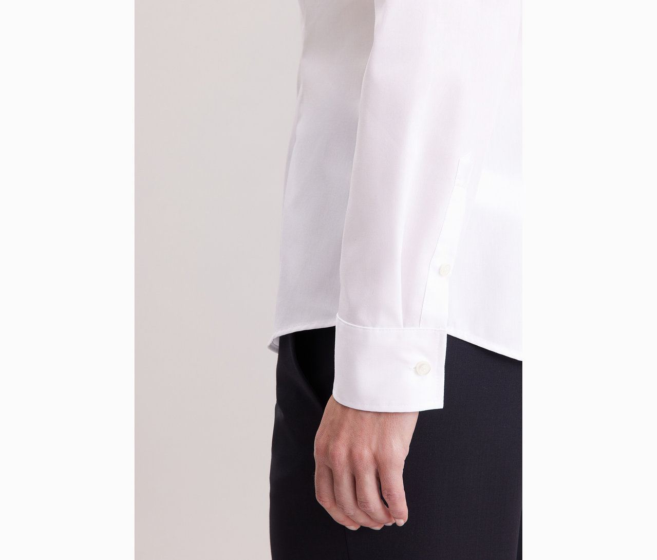 Detailní záběr na ženu v bílé halence Seidensticker Slim Fit non iron.