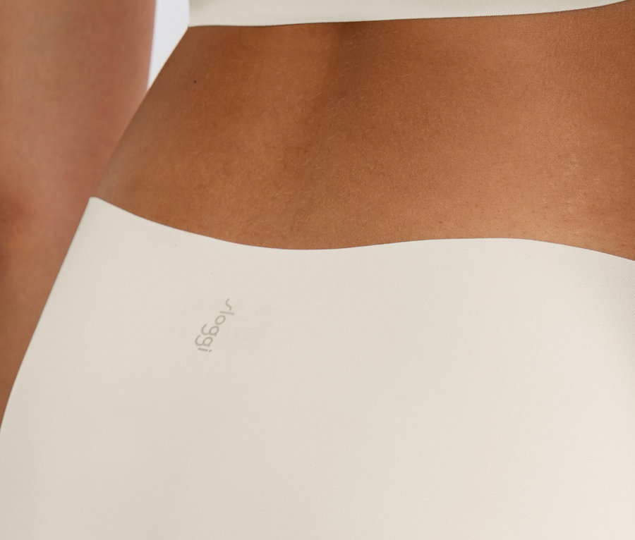 Detailní záběr na ženu nosící kalhotky sloggi ZERO Feel 2.0 High leg v hedvábně bílé barvě.