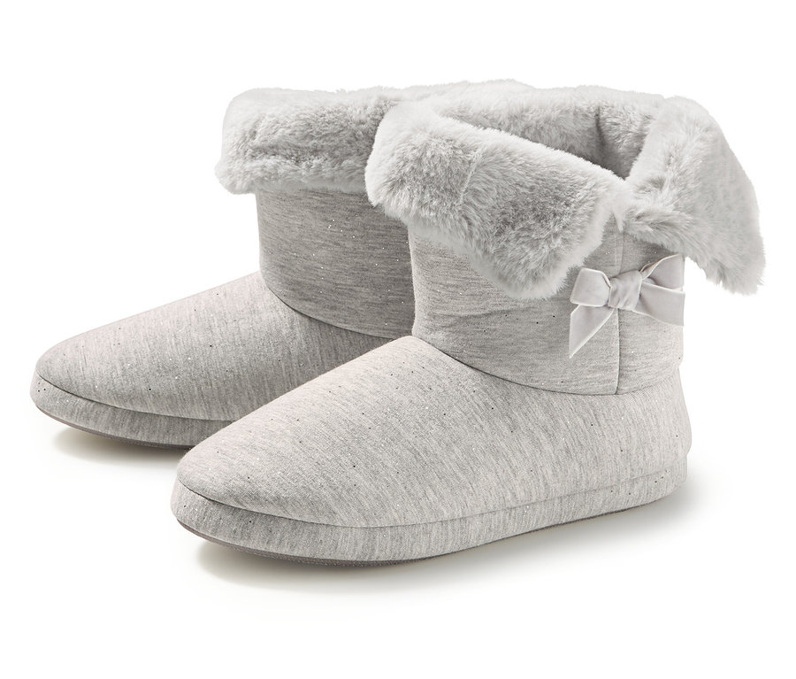 Dvoje šedé vysoké domácí papuče.