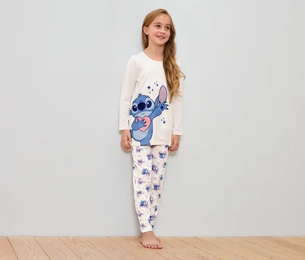 Dívka má na sobě bílé pyžamo s motivem Stitch.