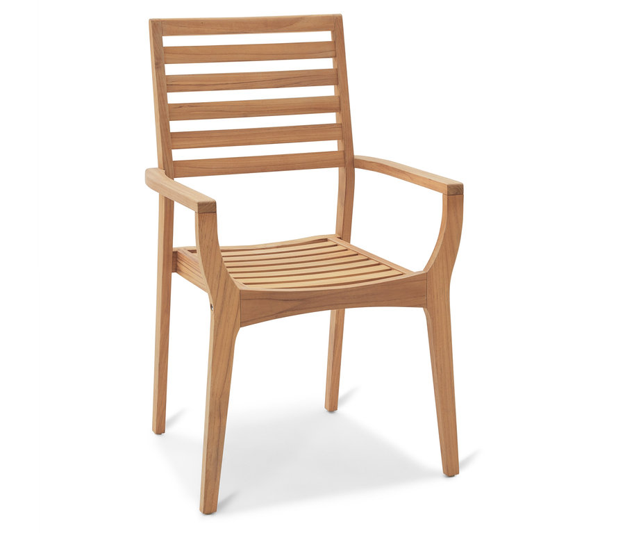 Samostatná teakově dřevěná židle s područkami stojí na bílém pozadí.