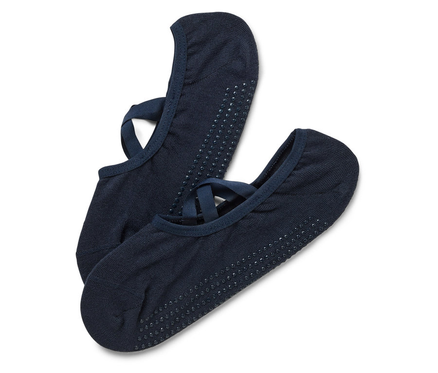 Dvě tmavě modré ponožky se zkříženými pásky a protiskluzovou podrážkou leží na sobě.