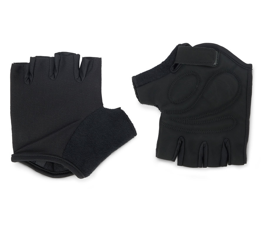 Dvě černé tréninkové rukavice leží na bílém pozadí.