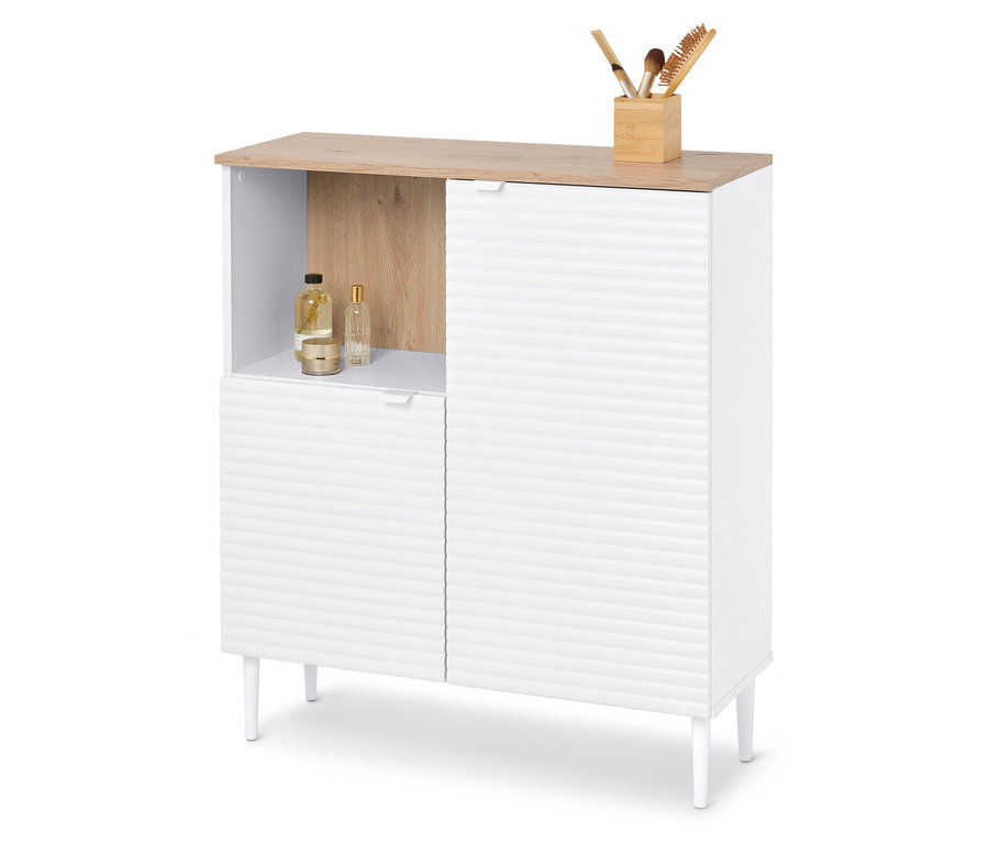 Bílá skříňka se dvěma dvířky, jednou policí a světle hnědou deskou s kosmetikou a štětci na make-up.