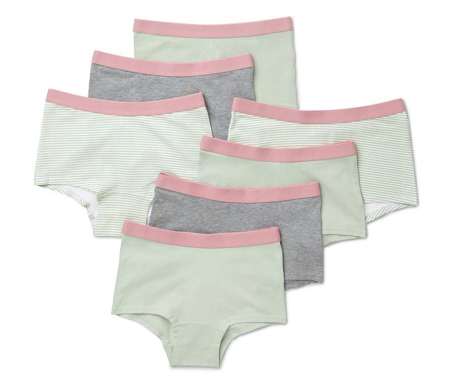 Sedm mátově zelených dívčích kalhotek leží na sobě.