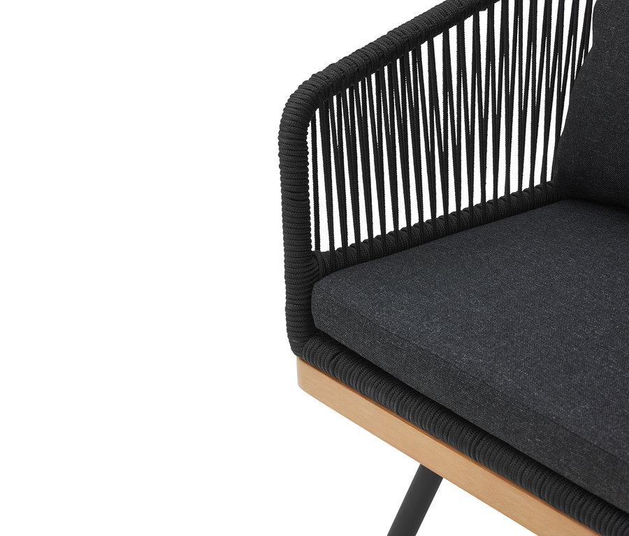 Detailní pohled na otočnou zahradní židli s textilním výpletem, která má šedé sedadlo a opěradlo.