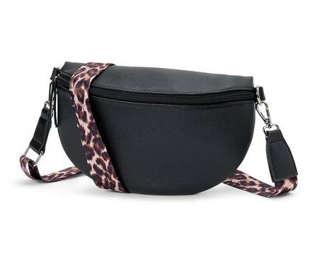 Černá ledvinka s popruhem s leopardím vzorem.