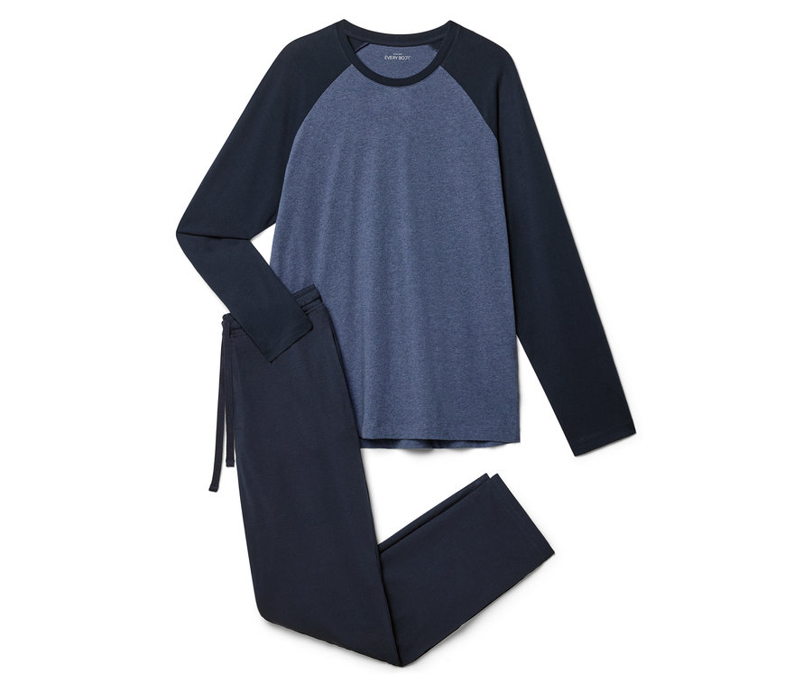 Modré pyžamo s dlouhým rukávem a dlouhými kalhotami ležící na bílém pozadí.