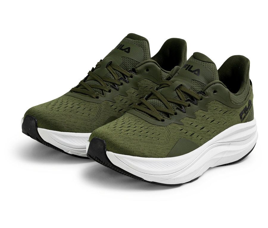 Dvoje pánské tenisky FILA Retron, beetle/white, stojí na bílém pozadí.