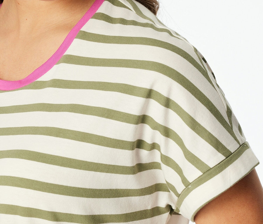 Detail ženy v pruhovaném tričku s růžovými akcenty.