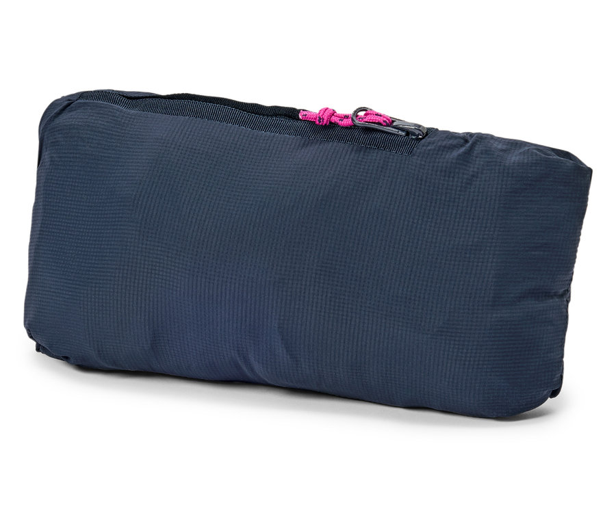 Složená, tmavě modrá, obdélníková taška s růžovým zipem leží na bílém pozadí.